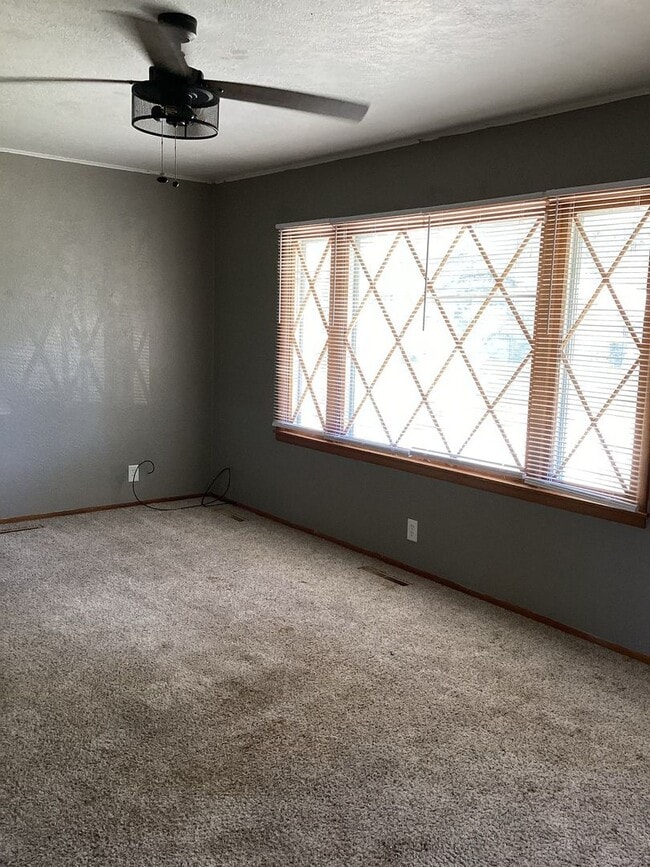 Building Photo - COMING SOON: CUTE 3 BEDROOM / 1 BATHROOM HOUSE IN LAMAR MO!! WITH CAR GARAGE!