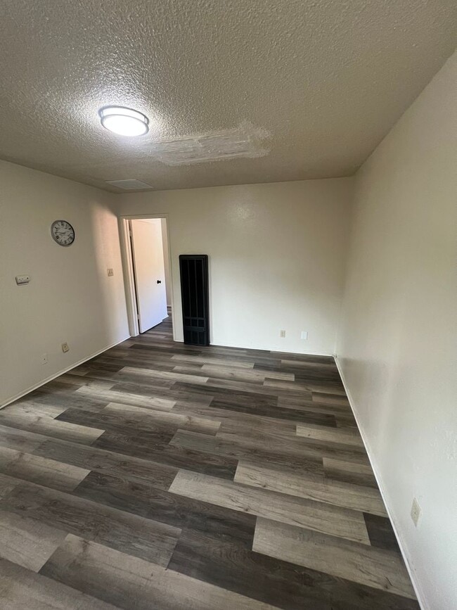 Building Photo - Oroville one bed one bath duplex for rent.