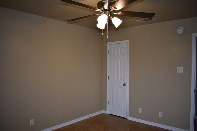 Building Photo - 1600 Nicholas Cir