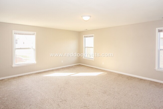 Building Photo - Perfect 3BR 2.5 BA Located Near All Necess...