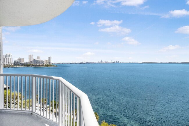 Building Photo - 1420 Brickell Bay Dr