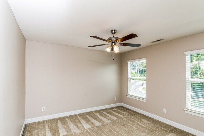 Building Photo - 61 Roterham Dr