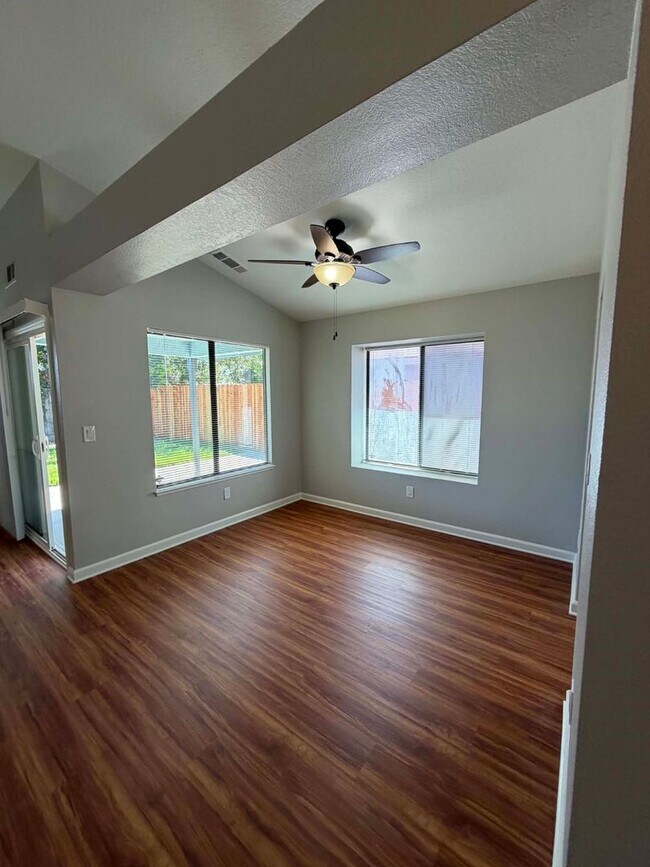 Building Photo - Beautifully Updated 3 Bedroom Home