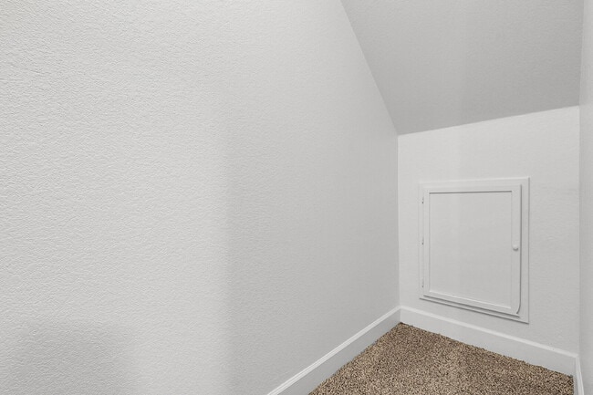 Building Photo - $2,695- 3 Bed, 3 Bath Updated Townhouse wi...