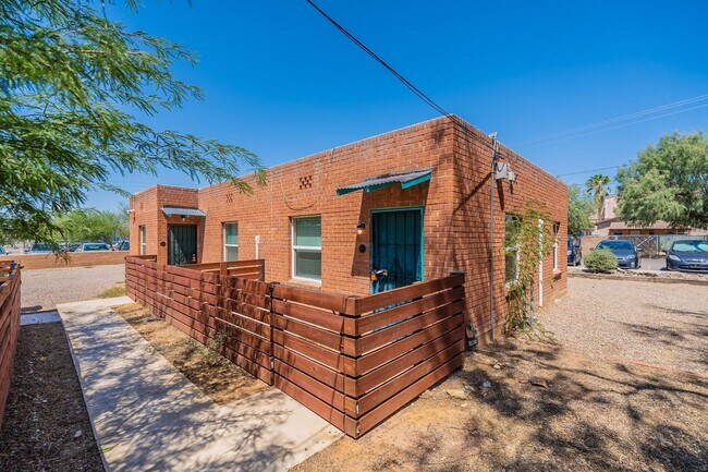 Building Photo - 305-315 N Highland Ave