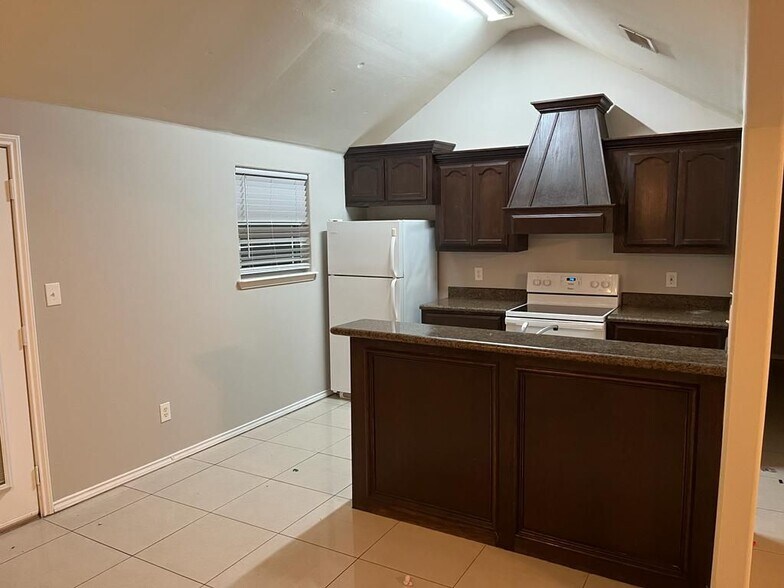 Building Photo - 720 S Logan Dr