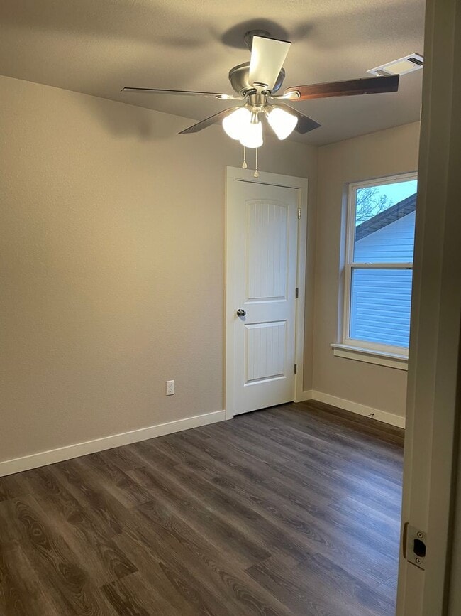 Building Photo - Three Bedroom/Two Bath home--ASK ABOUT MOVE IN SPECIAL