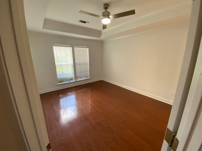 Building Photo - 1307 Hallwood Ln