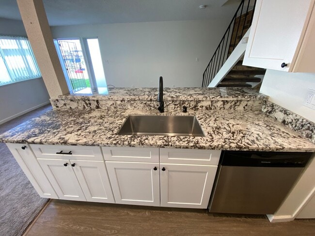 Building Photo - Remodeled 2 bedroom 1 bath townhouse