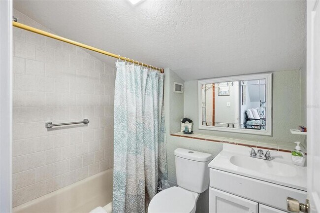 Building Photo - 305 N 6th St