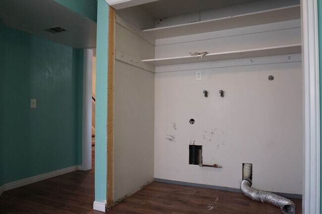 Building Photo - Quiet 4 Bedroom 2.5 Bath Taylorsville Home