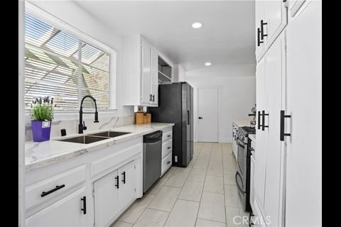 Building Photo - 1112 E Ave J 4