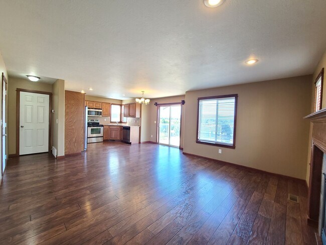 Building Photo - $2,200 -  3 Bed / 2.5 Bath Beautiful Spokane Valley House