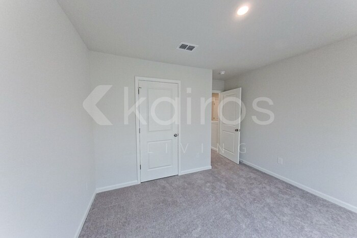 Building Photo - 202 Topaz Ln