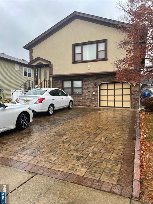 Primary Photo - 409 E Phillip Ave