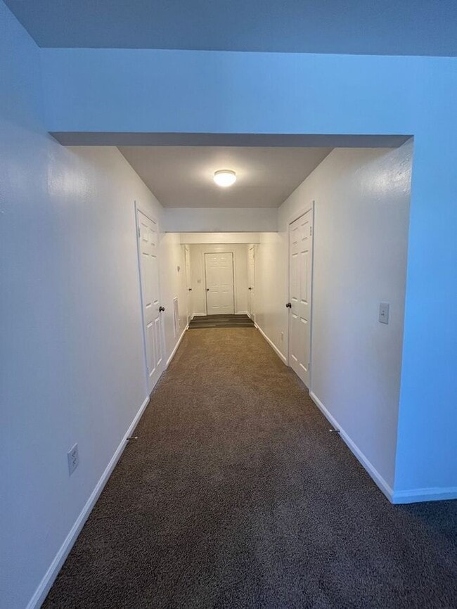 Building Photo - Spacious 4-Bedroom Duplex with Modern Amen...