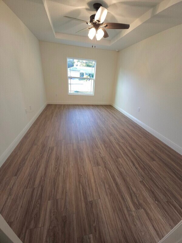 Building Photo - 742 W Deacon Pl