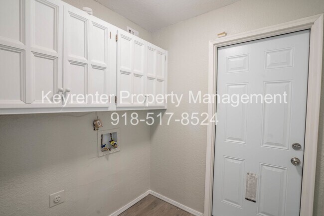 Building Photo - Gorgeous 3 Bedroom Remodel, BA Schools!