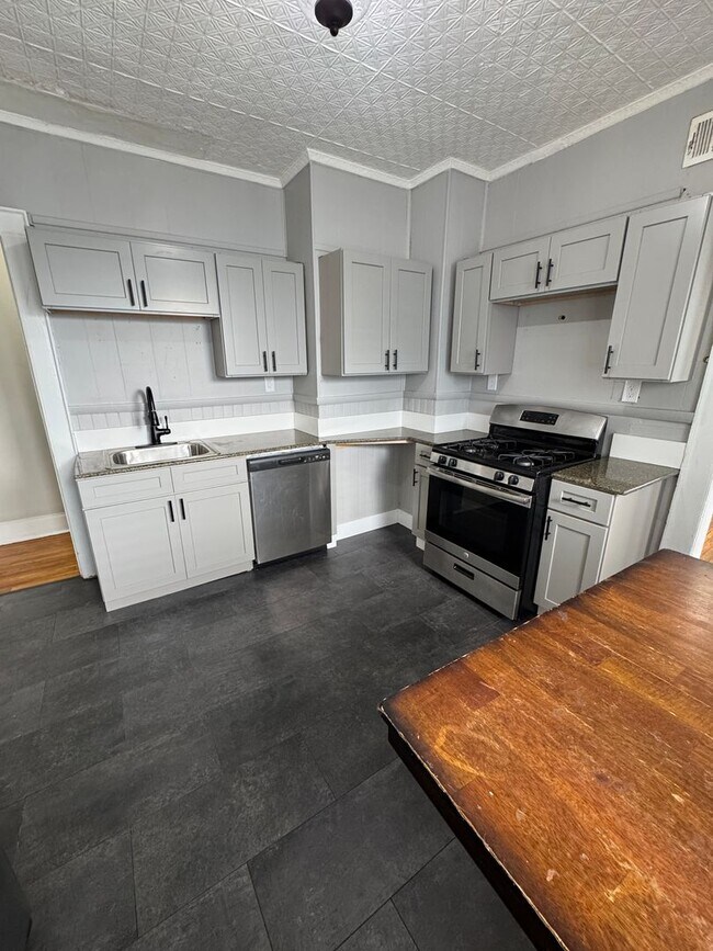 Building Photo - 825-827 Westcott Street