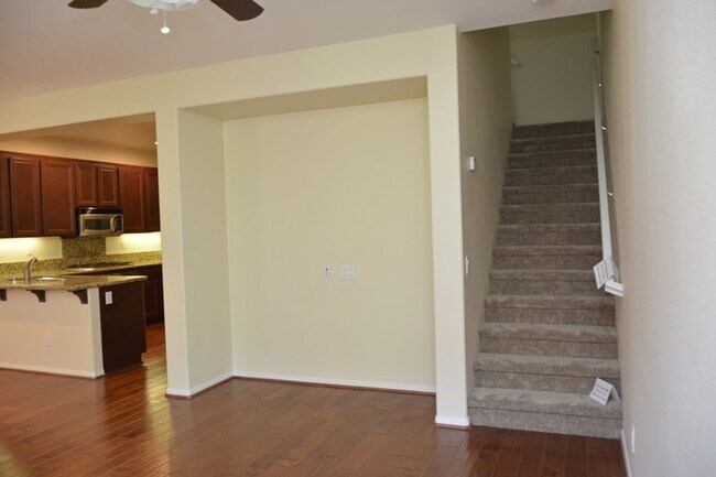 Building Photo - Spacious 3 BD, 3 BA Townhome in Airoso of Carmel Valley!