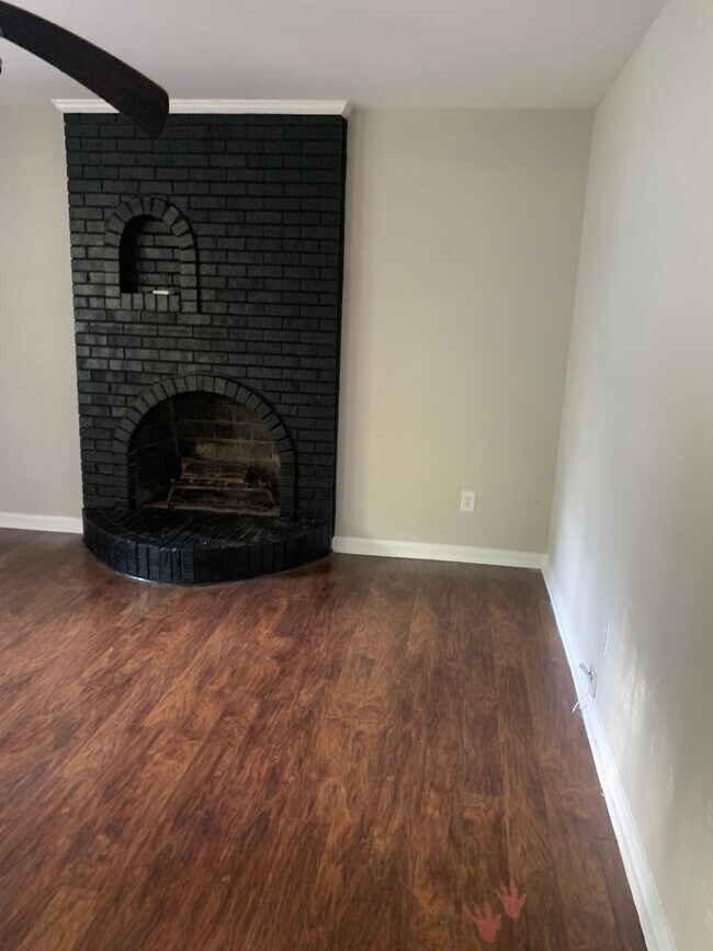 Building Photo - 3 BEDROOM BRICK RANCH WITH FENCED IN BACK ...