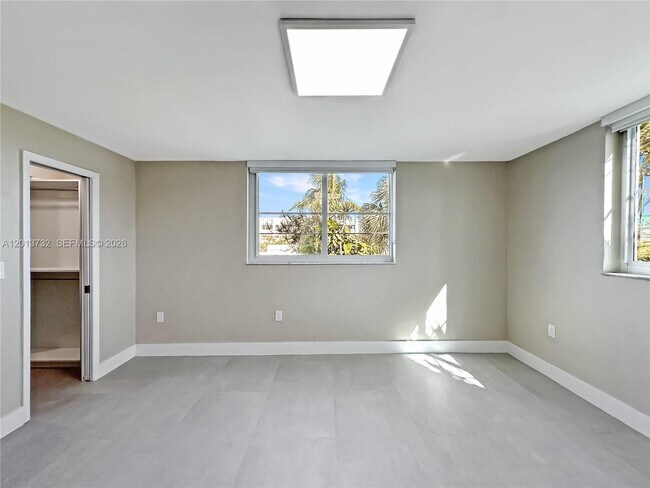 Building Photo - 1145 Normandy Dr