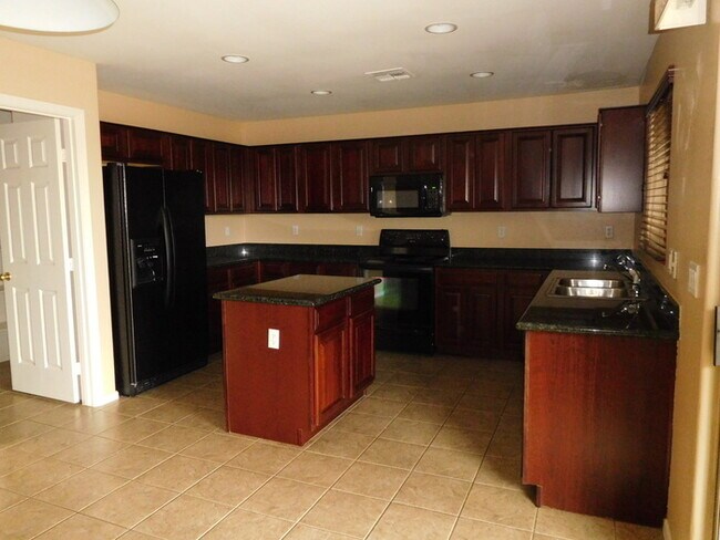 Building Photo - Huge 2700 SFT, Golf-view Community in Villages at Queen Creek!