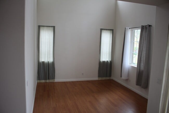 Building Photo - Spacious 5-Bedroom Home in Sought-After Vi...