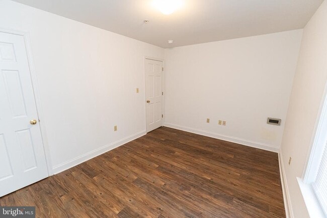 Building Photo - 802 Travers St