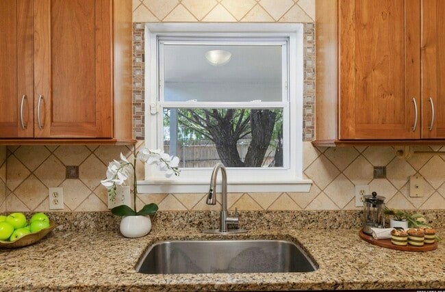 Building Photo - 356 Bobolink Dr