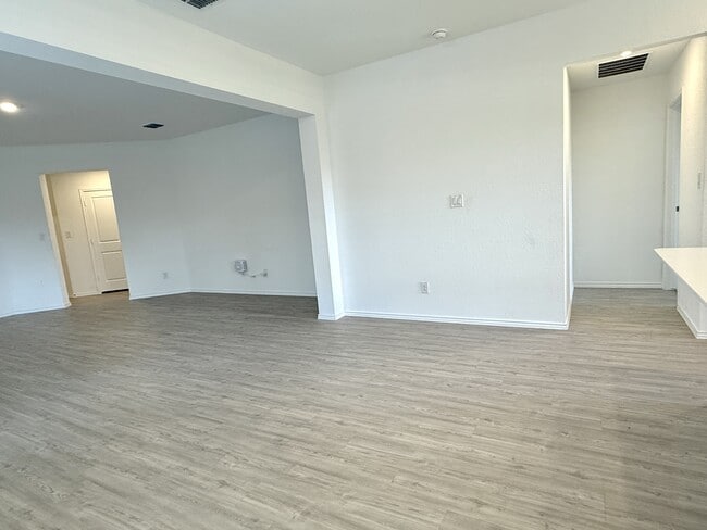 Building Photo - 273 Sormonne Lp