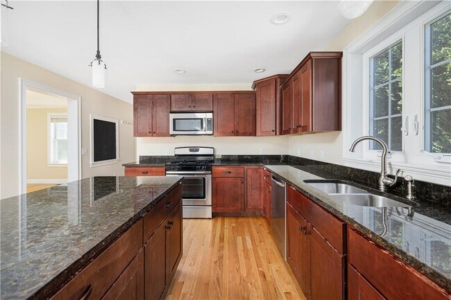 Building Photo - 20 Vanderbilt Ln