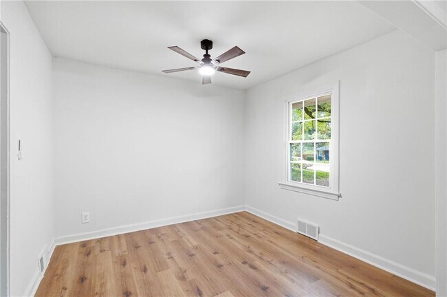 Building Photo - 2801 Mitchell Dr