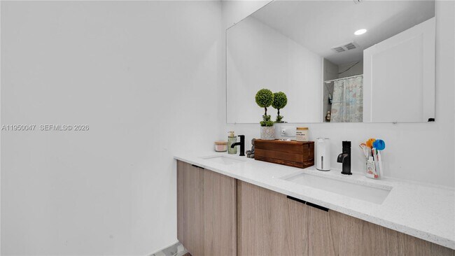 Building Photo - 417 NW 13 Ct