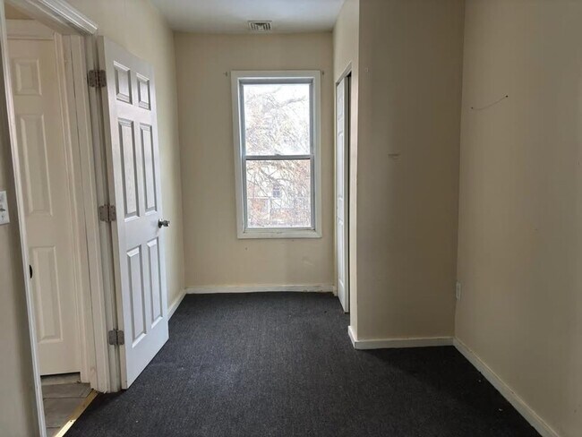 Building Photo - 32 Hillman St