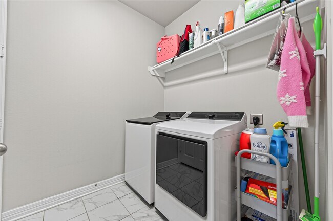 Building Photo - 17027 Bainham Forest Trl