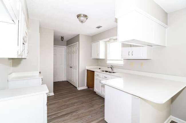 Building Photo - 5536 Terri Lynn Cove