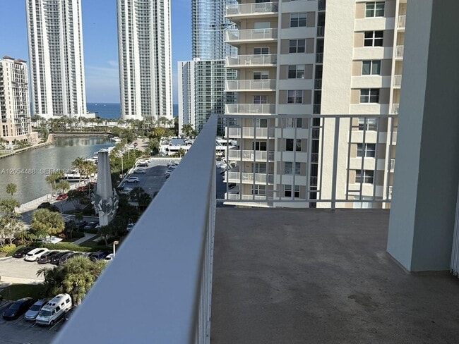 Building Photo - 500 Bayview Dr