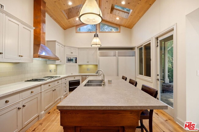 Building Photo - 7972 Mulholland Dr