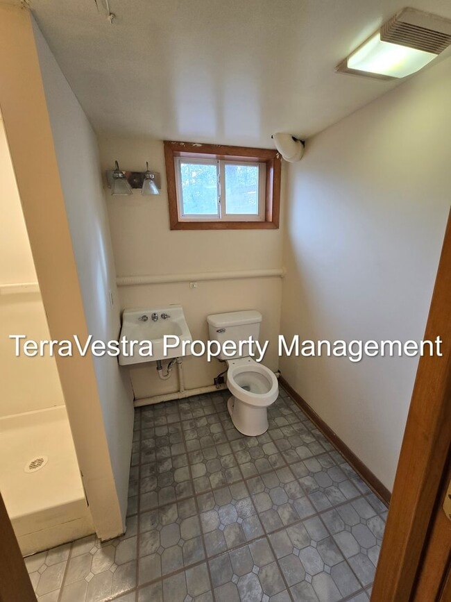 Building Photo - Now Showing for 2026-2027 School Year! 6 B...