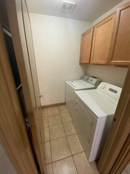 Building Photo - 819 H St