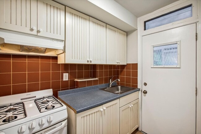 Building Photo - Stylish NE DC 2BR/1.5BA Townhome with Space, Comfort & Charm