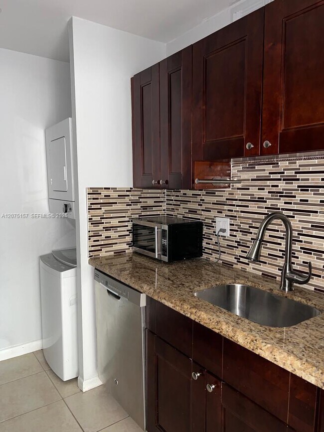 Building Photo - 10112 Twin Lakes Dr
