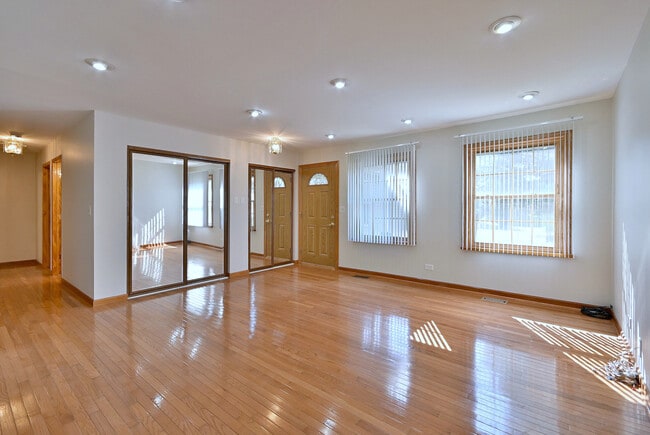 Building Photo - 714 N Lakeside Dr