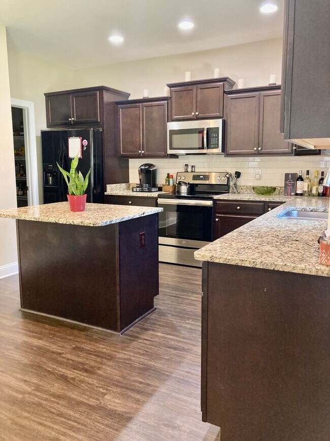 Building Photo - 4 Bedroom Sneads Ferry Home for Rent