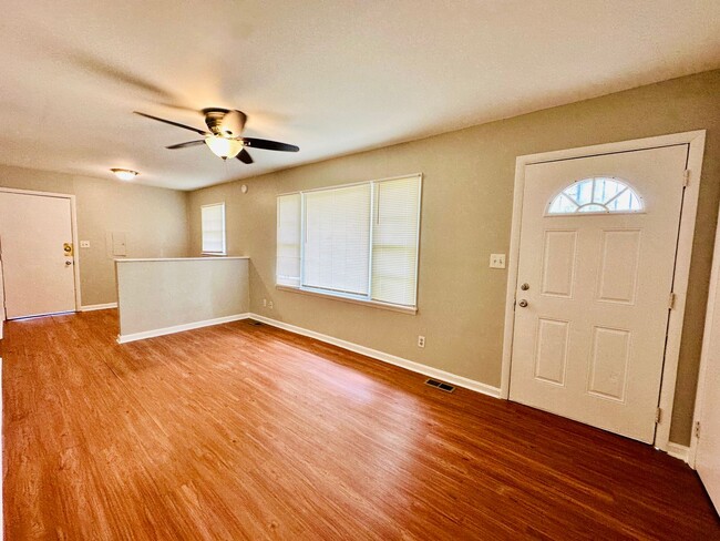 Building Photo - 3 bedroom home near Cane Run Rd now availa...