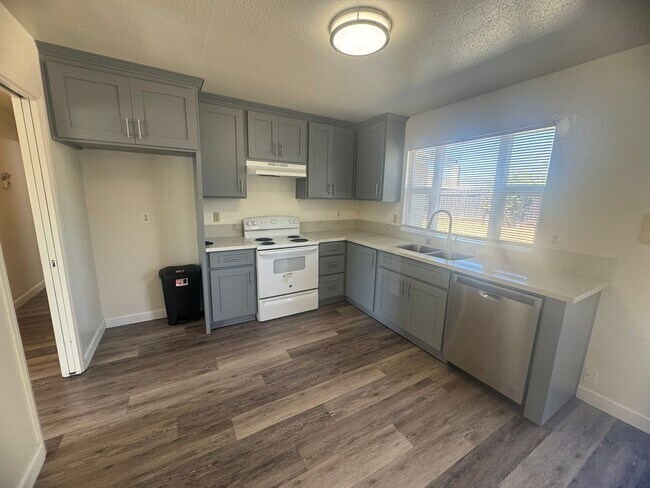 Building Photo - 7955 Deer Lake Dr
