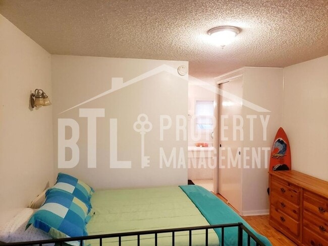 Building Photo - Cozy 1 bedroom Lake condo!!