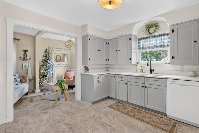 Building Photo - 350 Converse St