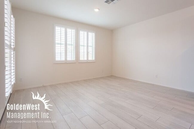 Building Photo - Bright & Airy 4 Bdm 2Ba in Quiet Neighborh...